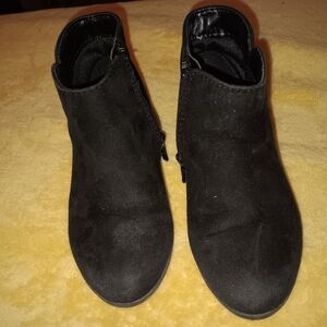 Girls size 9.5, Cat and Jack faux suede boots